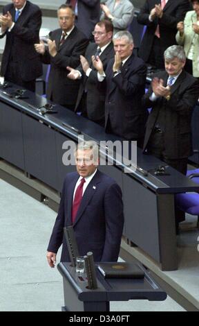 (dpa) - US President George W. Bush gets standing ovations following his speech in German parliament, the Bundestag, in Berlin, 23 May 2002; in the back  Foreign Minister Joschka Fischer (R) and Interior Minister Otto Schily (2nd from R) are applauding. In his adress the president called for a joint Stock Photo