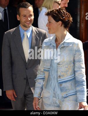 (dpa) - Princess Maertha Louise of Norway throws a glance at her bridegroom Ari Behn while they make a sightseeing tour with their royal guest in Trondheim prior to their wedding, 23 May 2002. Maertha Louise will marry her fiance Ari Behn in the cathedral of Trondheim, Norway, 24 May. Stock Photo