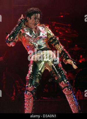 (dpa files) - US pop star Michael Jackson performs on stage during his world tour 'HIStory' on 7 September 1996 in Prague. Stock Photo