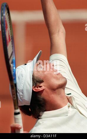 (dpa files) - Service Michael Stich: The German tennis player in action during a match at the French Open in Paris, 10 May 1996. Stock Photo