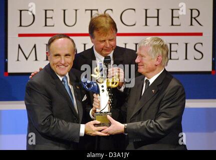 (dpa) - The German Media Award is presented to Rudolph Giuliani (L), the former mayor of New York, by Otto Schily (R), the German Secretary of the Interior, together with Karlheinz Koegel (C), founder of the award, at the award ceremony in Baden-Baden, Germany, 16 February 2002. The German media ins Stock Photo