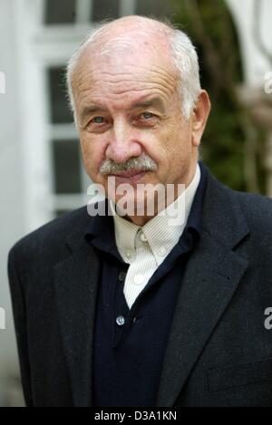 (dpa) - German actor Armin Mueller-Stahl at an exhibition of his paintings in a Munich gallery, 15 March 2002. Some of the art works were created during the making of the series 'Die Manns' in which Mueller-Stahl plays German author Thomas Mann. Mueller-Stahl became internationally famous in Hollywo Stock Photo
