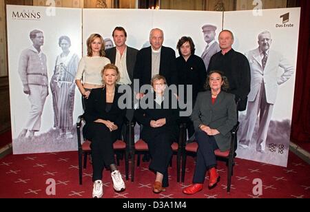 (dpa) - German actor Armin Mueller-Stahl (C, back row) and some of his colleagues of the series 'Die Manns' are posing in front of a family picture during a photo shooting in Hamburg, 25 October 2001: Elisabeth Mann Borgese, the youngest daughter of Thomas Mann acting as story-teller (C, front row), Stock Photo