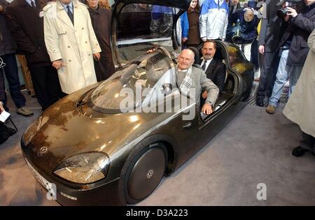 (dpa) - Ferdinand Piech, the parting chairman of the German car producer Volkswagen (VW),  and his successor Bernd Pischetsrieder (on the back seat) take a ride in VW's new 'one litre car' in Hamburg on 15 April 2002. Piech drove from Wolfsburg to the annual general meeting in Hamburg in the model w Stock Photo