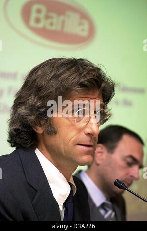 (dpa) - Guido Barilla, head of the Italian pasta producer Barilla, anounces at a press conference in Frankfurt, 15 April 2002, his interest in taking over the German bakery chain Kamps. The Duesseldorf-based Kamps has grown to Europe's leading bakery group in the past years. Stock Photo