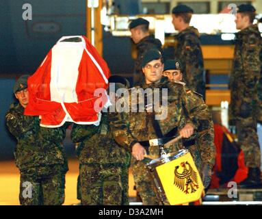 (dpa) -  A drummer march in front of soldiers of the ISAF (International Security Assistance Force) who carry a Danish soldier coffin covered with the national flag during a ceremony in Cologne, Germany, 9 March 2002. Two German and three Danish ISAF soldiers were killed in an ordnance explosion in  Stock Photo