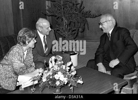 (dpa files) - Erich Honecker (R), then head of state of the German Democratic Republic, chats with West German Green politicians Petra Kelly (L) and Gert Bastian during a work visit in Bonn, Germany, 8 September 1987. It was the first visit of an East German head of state to West Germany. Stock Photo