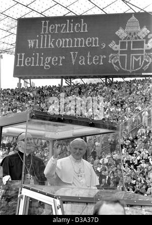 (dpa files) - Pope John Paul II arrives, together with Cardinal Friedrich Wetter (L), the Archbishop of Munich, for the Holy Mass in the Olympic Stadium in Munich, 3 May 1987. The digital billboard shows the Pope's crest and reads: 'Herzlich willkommen, Heiliger Vater' (Welcome, Holy Father). John P Stock Photo