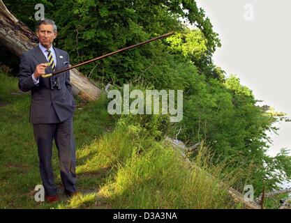 (dpa) - The Prince of Wales points out something with his walking-stick during a walk on Vilm, a small island nature reserve off Ruegen in the German Baltic Sea, 11 June 2002. The occasion for his two-day official visit to Germany is the granting of the European Natural Heritage Fund 2002 environmen Stock Photo