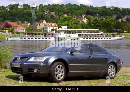 (dpa) - A Phaeton, the new car by German automobile producer Volkswagen (VW), is parked on the bank of the river Elbe in Dresden, Germany, 29 May 2002. The VW luxury class car was launched 31 May 2002. VW's new plant in Dresden, the socalled 'Glaeserne Manufaktur' (glass factory), has registered mor Stock Photo