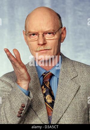(dpa) - Peter Struck, chairman of the parliamentary fraction of the German Social Democrat Party  SPD in the Bundestag, pictured in Mainz, Germany, April 2002. Stock Photo