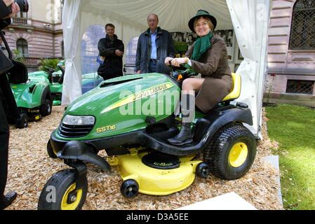 (dpa) - Princess Gloria von Thurn und Taxis poses on a lawn mower during the opening of the exclusive garden show 'Classics & Gardens' in the gardens of her palace Sankt Emmeram in Regensburg, Germany, 27 September 2002. The luxury garden show, in which furniture, plants, statues and wine were prese Stock Photo