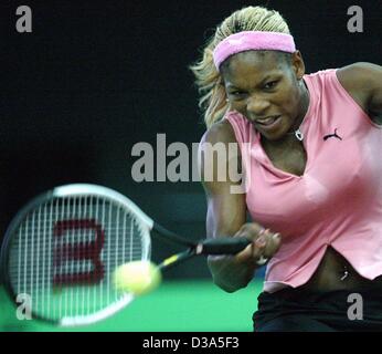 (dpa) - US tennis player Serena Williams plays a forehand during the final match of the 13th International Sparkassen Cup WTA Tournament in Leipzig, Germany, 29 September 2002. She defeated Anastasia Myskina 6:3 and 6:2.
