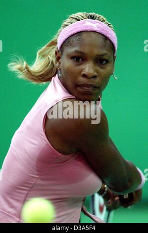 (dpa) - US tennis player Serena Williams plays a backhand during the final match of the 13th International Sparkassen Cup WTA Tournament in Leipzig, Germany, 29 September 2002. She defeated Anastasia Myskina 6:3 and 6:2.