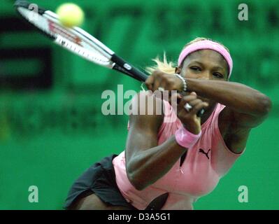 (dpa) - US tennis player Serena Williams hits a backhand during the semi final match of the 13th International Sparkassen Cup WTA Tournament in Leipzig, Germany, 28 September 2002. She wins 6:4 and 6:2 against Belgium's Justine Henin.