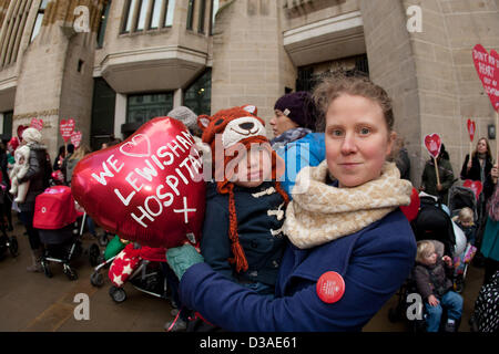 London, UK. 14th February 2013. Woman holding child & heart shaped balloon with message reading we love Lewisham Hospital outside the Department of Health, delivering a Valentine-themed message: 'Have a heart Hunt'. It is in response to Health Secretary Jeremy Hunts approved plan to downgrade Lewisham hospital's A&E and maternity services. London, UK, 14th February 2013. Credit:  martyn wheatley / Alamy Live News Stock Photo