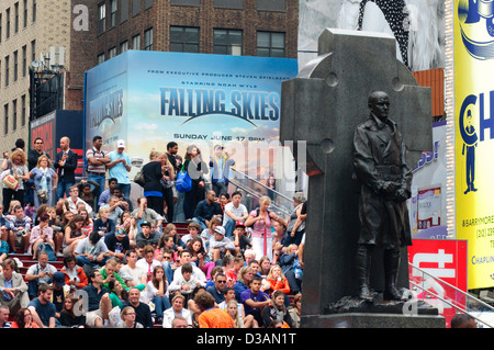 Usa, New York City, Manhattan, Tourists in Duffy Square, the upper part of Times Square, Statue of Father Francis Duffy Stock Photo