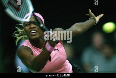 (dpa) - US tennis player Serena Williams hits a backhand during the semi final match of the 13th International Sparkassen Cup WTA Tournament in Leipzig, Germany, 28 September 2002. She wins 6:4 and 6:2 against Belgium's Justine Henin.