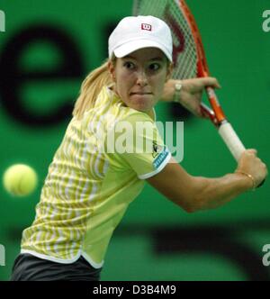 (dpa) - Belgian tennis player Justine Henin hits a backhand during the semi final match of the 13th International Sparkassen Cup WTA Tournament in Leipzig, Germany, 28 September 2002. She is defeated 6:4 and 6:2 by US player Serena Williams.