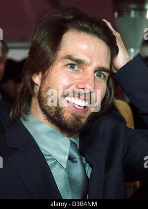 (dpa) - US actor Tom Cruise smiles as he arrives for the premiere of his new movie 'Minority Report' in Berlin, 26 September 2002. Cruise explained his new look, his beard and long hair, which he had grown for his new role playing a samurai in 'The Last Samurai'. In 'Minority Report', set in 2054, C Stock Photo