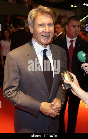 (dpa) - Hollywood star Harrison Ford answers journalists' questions as he arrives at the 'Cinedome' in Cologne, 2 September 2002. Ford presented the new movie 'K-19: The Widowmaker' telling the story of the nuclear missile submarine K-19, pride of the Soviet navy at the height of the Cold War. Its f Stock Photo