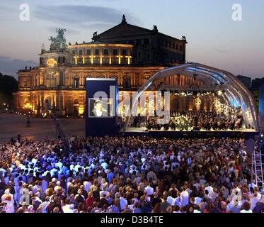 (dpa) - A free concert of the Saxonian state orchestra at the Semper opera in Dresden has attracted thousands of visitors, 3 September 2002. The concert was supported by TV station ZDF and aimed at thanking the helpers and encouraging the victims of the flood catastrophe. Conductor Daniel Harding ha Stock Photo