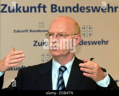 (dpa) - German Defence Minister Peter Struck speaks in front of a sign reading 'Zukunft Bundeswehr' (future federal army) during a press conference at the Bundeswehr academy in Hamburg, 27 August 2002. Stock Photo