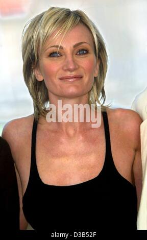 (dpa) - French singer and actress Patricia Kaas is all smiles as she poses during the 55th International Film Festival in Cannes, France, 26 May 2002.  She presented the film 'And now... Ladies and Gentlemen'. Stock Photo