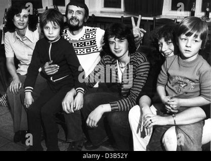 (dpa files) - Members of two east German families, who have managed to escape from the German Democratic Republic in a self-made hot air balloon, pictured in the Red Cross Home in Naila, West Germany, 17 September 1979. From L-R: Doris, Andreas, Peter and Frank Strelzyk and Petra and Andreas Wetzel. Stock Photo