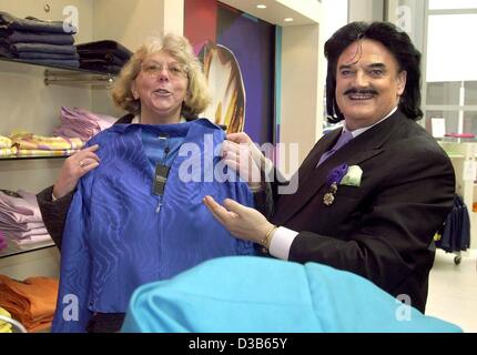 (dpa files) - Rudolph Moshammer, eccentric German fashion designer, gives advice to Beate Franz, winner of a shopping voucher, at the designer outlet center in Zweibruecken, Germany, 9 March 2002. Stock Photo