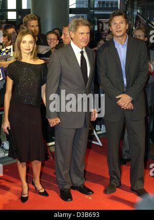 (dpa) - Hollywood star Harrison Ford (M) arrives with his girlfriend Calista Flockhart and colleague Liam Neeson at the Cologne Media Park, 2 September 2002. Ford and Neeson presented the new movie 'K-19: The Widowmaker' telling the story of the nuclear missile submarine K-19, pride of the Soviet na Stock Photo