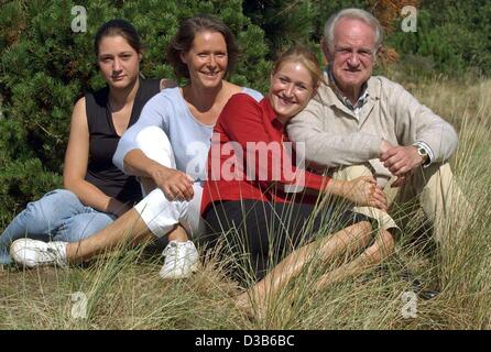 (dpa) - German President Johannes Rau and his wife Christina sit in the grass with their daughters Anna (2nd from R) and Laura (L) during their holidays on the island Spiekeroog in the North Sea, Germany, 13 August 2002. The Rau family passes each year several days in their holiday home on the islan Stock Photo
