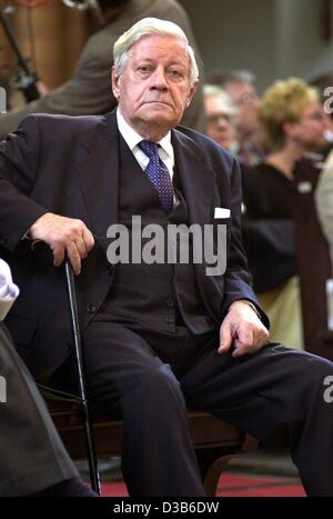 (dpa) - Former German chancellor Helmut Schmidt (file picture of 26 May 2000) had a life-threatening heart attack on 24 August 2002. A bypass operation at the university hospital in Kiel was successful so that the state of health of the 83 year-old is stabilising. Stock Photo