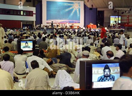 (dpa) - Participants listen to a speech by Maulana Abdul Ghaffar at the 27th annual meeting of the Muslim Ahmadiyya community in Mannheim, Germany, 24 August 2002. About 30,000 guest are expected to take part in the three-day gathering. About 200 million people in 170 countries are members of the Ah Stock Photo