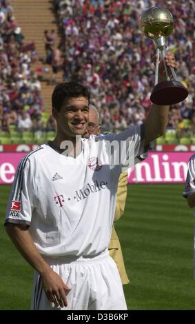 (dpa) - Michael Ballack, midfielder of soccer club FC Bayern Munich, poses with the trophy 'Soccer Player of the Year' ahead of a game in the Olympic Stadium in Munich, 17 August 2002. Stock Photo