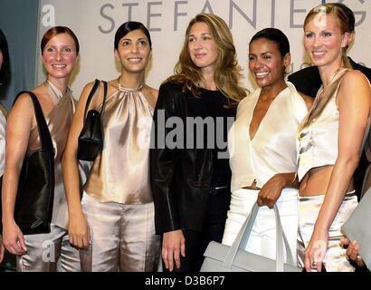 (dpa) - German tennis star Steffi Graf poses together with models during her presentation of her new handbag collection in Frankfurt, 16 August 2002. The collection 'Stefanie Graf Bag Collection' is produced by leather goods manufacturer Goldpfeil. Graf had the idea of her own bag collection as she  Stock Photo