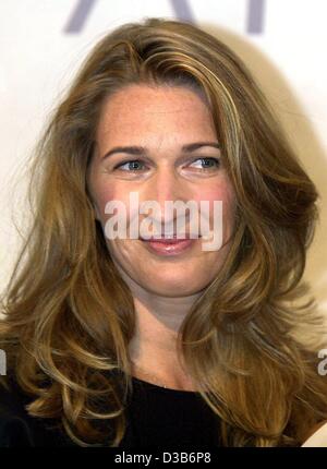 (dpa) - German tennis star Steffi Graf pictured during the presentation of her new handbag collection in Frankfurt, 16 August 2002. The collection 'Stefanie Graf Bag Collection' is produced by leather goods manufacturer Goldpfeil. Graf had the idea of her own bag collection as she is travelling a lo Stock Photo