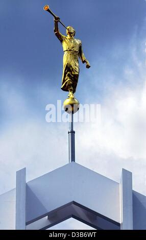 (dpa) - The gilded statue of the angel Moroni is already set up on top of the tower of the soon to be finished mormon temple in Freiberg, eastern Germany, 7 August 2002. The temple had already been erected in 1985 at the times of the GDR regime, and was now enlarged to its double size. From 17 to 31 Stock Photo