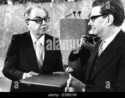 (dpa files) - Swiss author and playwright Max Frisch (L) is presented the Peace Prize of the German book trade by Rolf Keller, President of the German association of book sellers 'Boersenverein', in Frankfurt, West Germany, 19 September 1976. Stock Photo