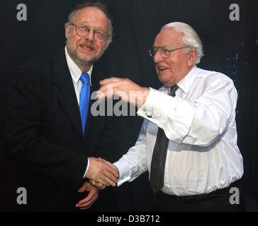 (dpa) - Stage director Juergen Flimm (L) and festival manager Wolfgang Wagner, grandson of famous composer Richard Wagner, shake hands after the performance of the Richard Wagner opera 'Goetterdaemmerung' ('Twilight of the Gods') in Bayreuth, Germany, 1 August 2002.  The impressive opera performance Stock Photo