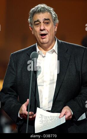 (dpa) - Placido Domingo, famous Spanish tenor singer, performs at the 'Jose Carreras Gala' in Leipzig, Germany, 19 December 2002. The 'Jose Carreras Gala' is a charity event for people suffering from leukaemia. Stock Photo