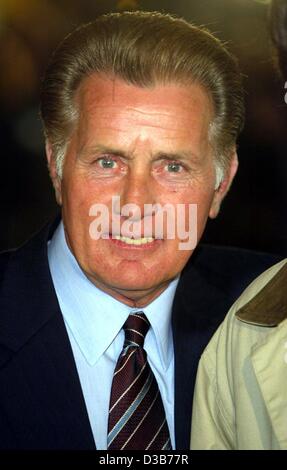 (dpa) - US actor Martin Sheen arrives for the premiere of his latest movie 'Catch Me If You Can' in Los Angeles, 16 December 2002. Stock Photo