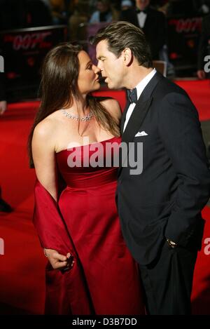 (dpa) - Irish actor Pierce Brosnan is kissing his wife Keely Shaye-Smith as they arrive for the world premiere of the new James Bond movie 'Die Another Day', London, 18 November 2002. Stock Photo