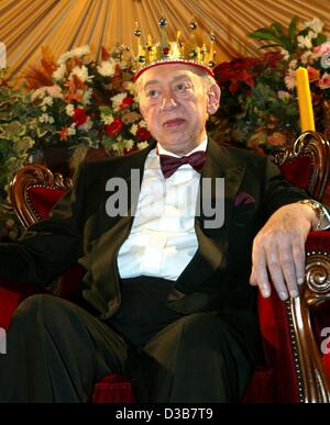 (dpa) - German actor Horst Tappert (R, 'Derrick') plays King Rudolph ...
