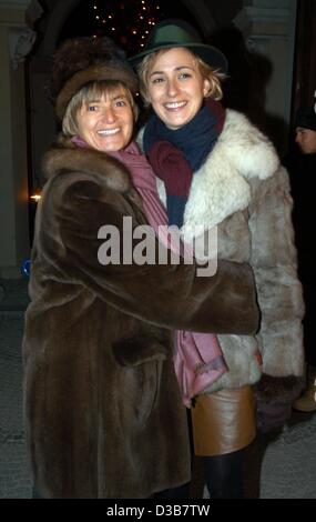 (dpa) - Princess Gloria von Thurn und Taxis (L) hugs her daughter, Princess Elisabeth, at the opening of the first 'romantic christmas market' in the interior court of the palace Emmeram in Regensburg, Germany, 14 December 2002. The market was opened by Princess Gloria, who is also the proprietor an Stock Photo