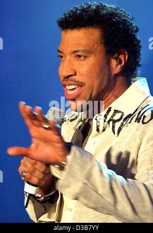 (dpa) - Popstar Lionel Richie performs during the live TV show 'Wetten dass...?' (bet that...?), in Vienna, Austria, 7 December 2002. Stock Photo