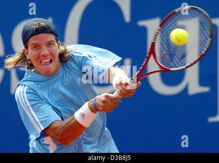 (dpa) - Argeninian tennis pro Juan Pablo Brzezicki returns the ball during his match against German Philipp Kohlschreiber at the ATP Mercedes Cup in Stuttgart, Germany, Monday 18 July 2005. Brezezicki won the first set 6-3. The 27th professional tennis tournament in Stuttgart runs until Sunday 24 Ju
