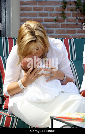 (dpa) - The picture shows the Crown Princess of the Netherlands Maxima kissing her baby daughter Princess Alexia at the family's residence Villa Eikenhorst in Wassenaar, Netherlands, 17 July 2005. (NETHERLANDS OUT) Stock Photo