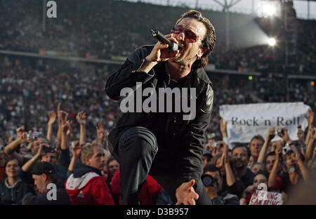 (dpa) - Bono, the singer of the Irish Rock band U2, sings in the sold-out Olympiastadium in Berlin, Thursday, 07 June 2005. More than 60,000 fans celebrated the second German performance of the Bands's 'Vertigo Tour 2005'. Stock Photo