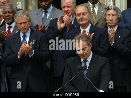 British Prime Minister Tony Blair (front) makes a statement during the G8 Summit at the hotel's terrace in Gleneagles, Scotland, Friday 08 July 2005. Stock Photo